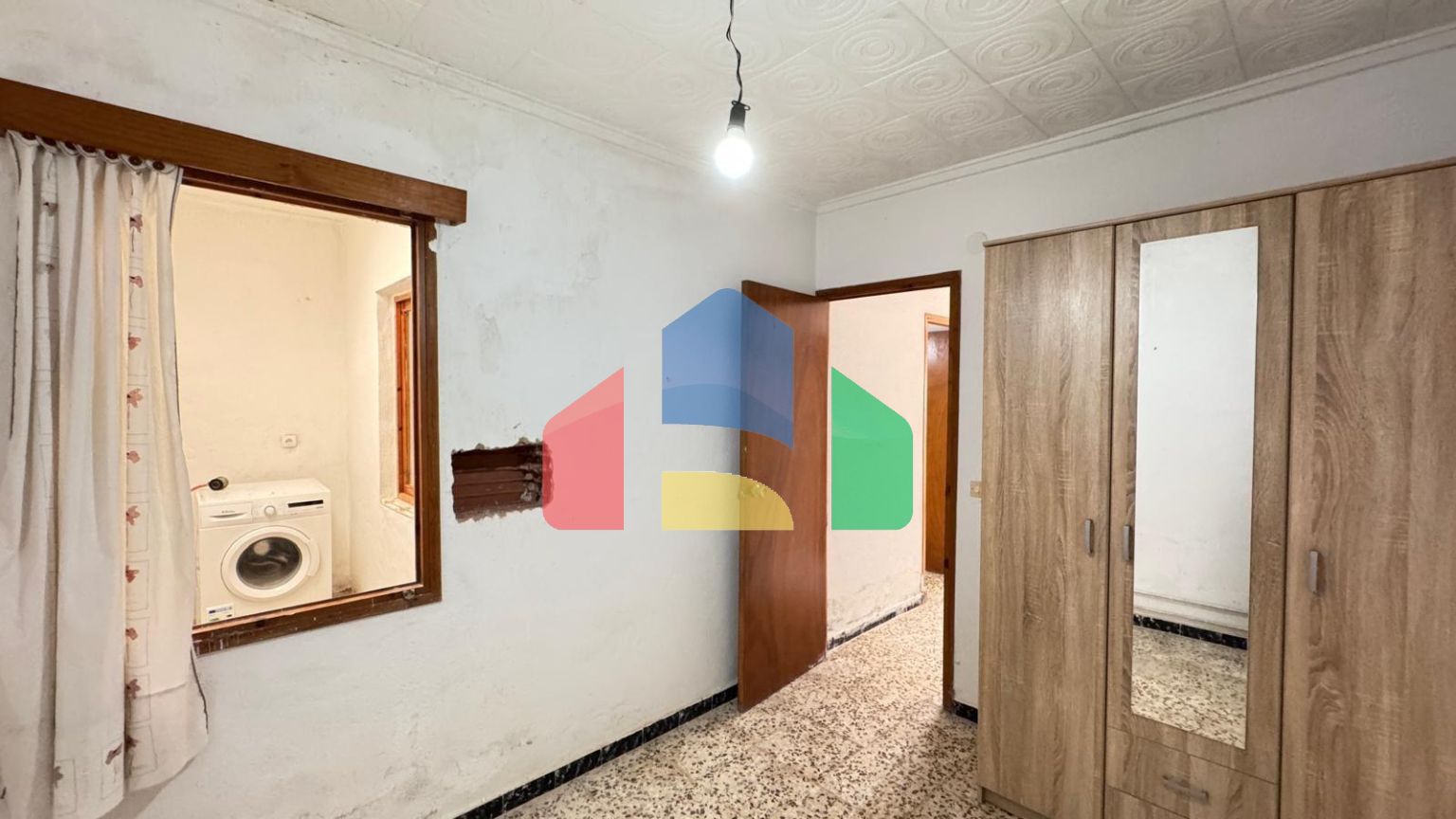 ТАУН-ХАУС С УЧАСТКОМ 30 М2. НЕ ДАЛЕКО ОТ КОМЕРЧЕСКОРО ЦЕНТРА. 74М2. 2 СПАЛЬНИ. 1 ВАННАЯ. ПОД РЕМОНТ.