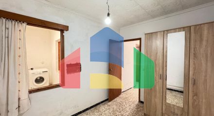 ТАУН-ХАУС С УЧАСТКОМ 30 М2. НЕ ДАЛЕКО ОТ КОМЕРЧЕСКОРО ЦЕНТРА. 74М2. 2 СПАЛЬНИ. 1 ВАННАЯ. ПОД РЕМОНТ.