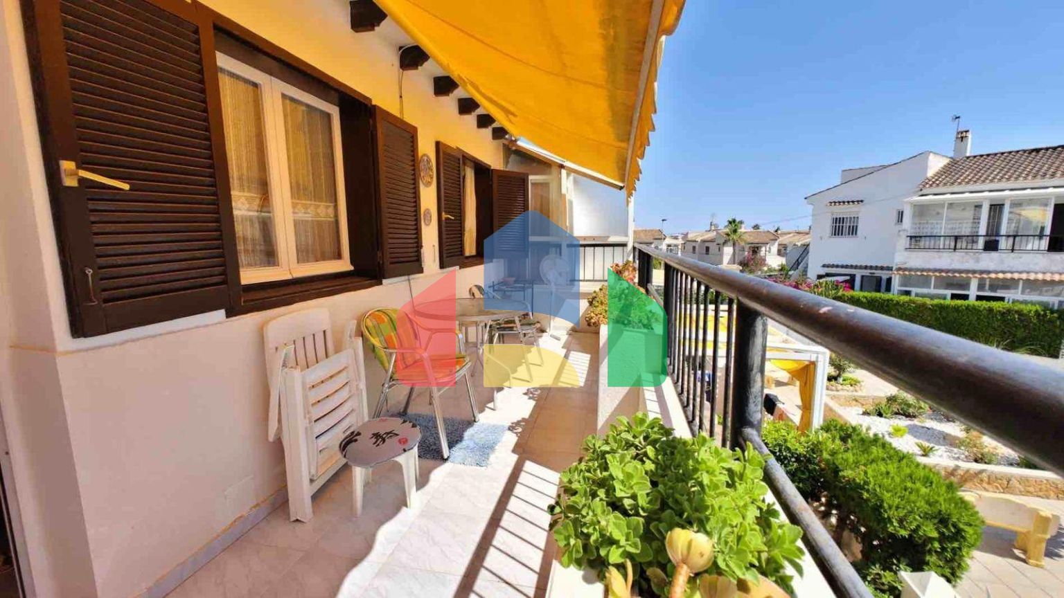 БУНГАЛО ВЕРХНИЙ ЭТАЖ В ТОРРЕБЛАНКА С ОГРОМНОЙ ТЕРРАСОЙ 15 М2 И УЧАСТКОМ 20 М2. ПЛОЩЯДЪ 59 М2. ДВА КОМУНИТАРНЫХ БАСС