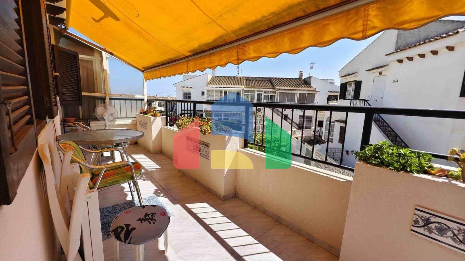 БУНГАЛО ВЕРХНИЙ ЭТАЖ В ТОРРЕБЛАНКА С ОГРОМНОЙ ТЕРРАСОЙ 15 М2 И УЧАСТКОМ 20 М2. ПЛОЩЯДЪ 59 М2. ДВА КОМУНИТАРНЫХ БАСС