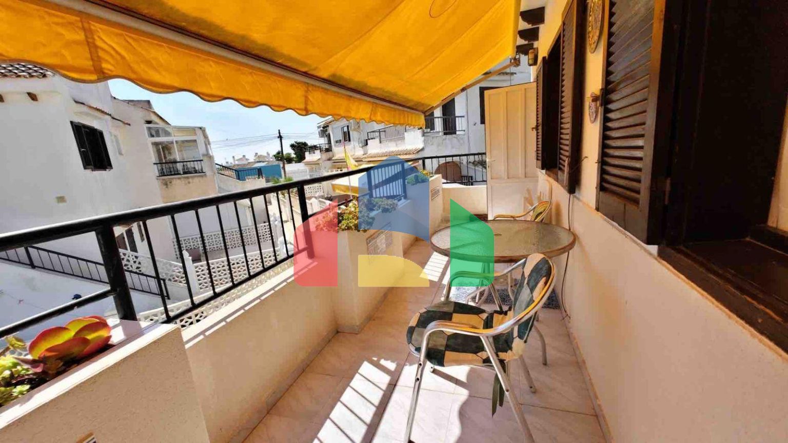 БУНГАЛО ВЕРХНИЙ ЭТАЖ В ТОРРЕБЛАНКА С ОГРОМНОЙ ТЕРРАСОЙ 15 М2 И УЧАСТКОМ 20 М2. ПЛОЩЯДЪ 59 М2. ДВА КОМУНИТАРНЫХ БАСС