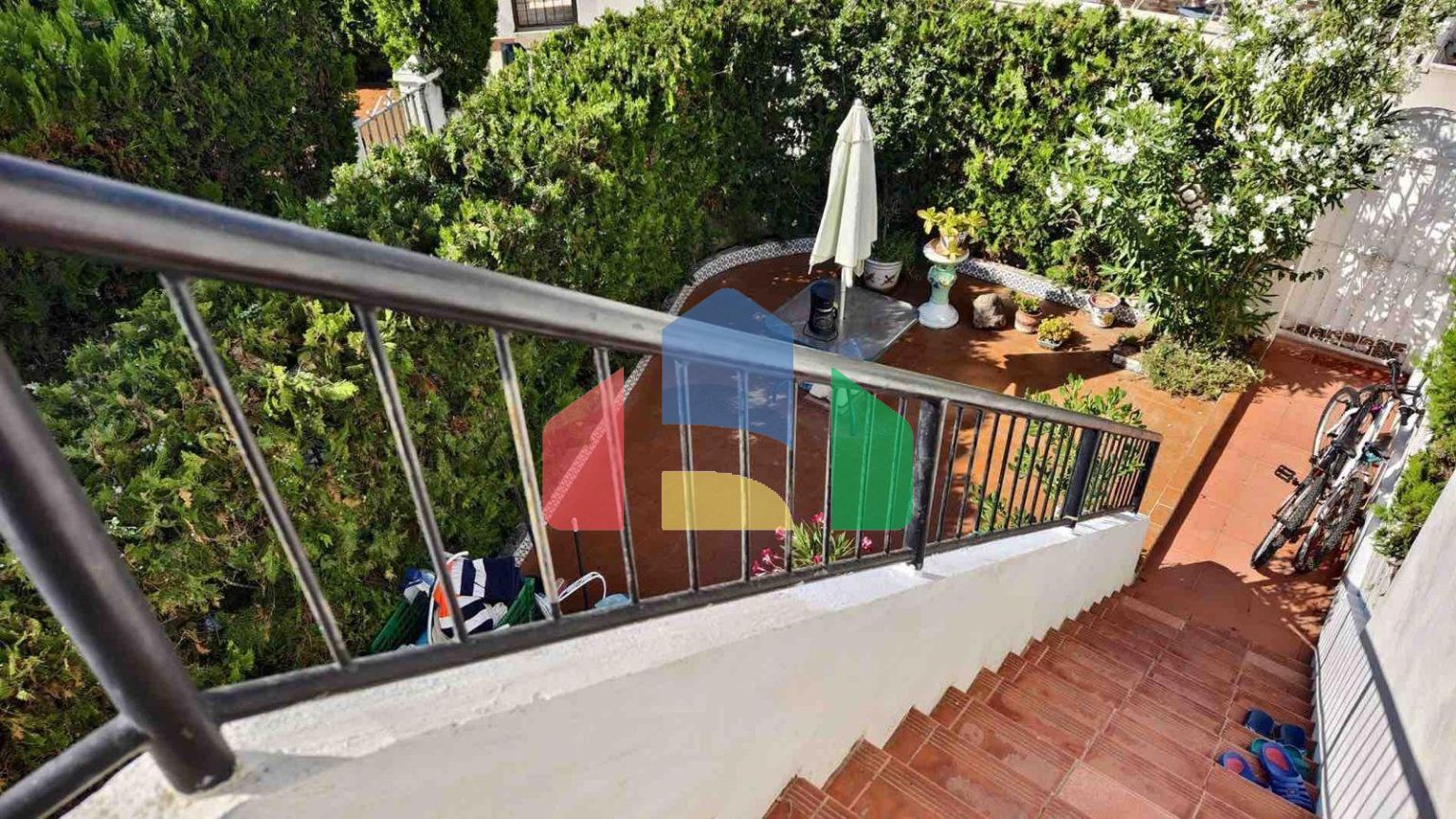 БУНГАЛО ВЕРХНИЙ ЭТАЖ В ТОРРЕБЛАНКА С ОГРОМНОЙ ТЕРРАСОЙ 15 М2 И УЧАСТКОМ 20 М2. ПЛОЩЯДЪ 59 М2. ДВА КОМУНИТАРНЫХ БАСС