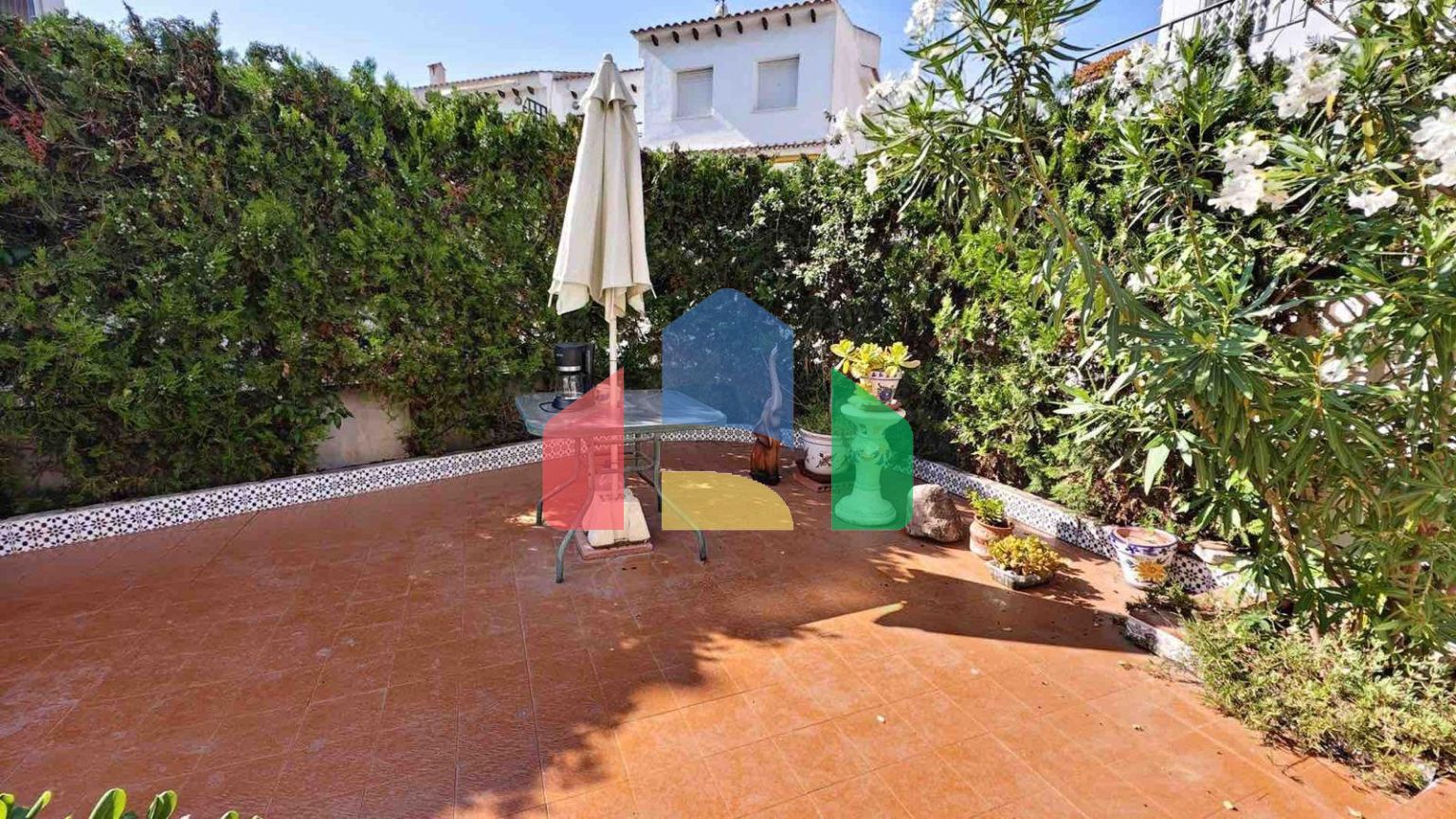 БУНГАЛО ВЕРХНИЙ ЭТАЖ В ТОРРЕБЛАНКА С ОГРОМНОЙ ТЕРРАСОЙ 15 М2 И УЧАСТКОМ 20 М2. ПЛОЩЯДЪ 59 М2. ДВА КОМУНИТАРНЫХ БАСС