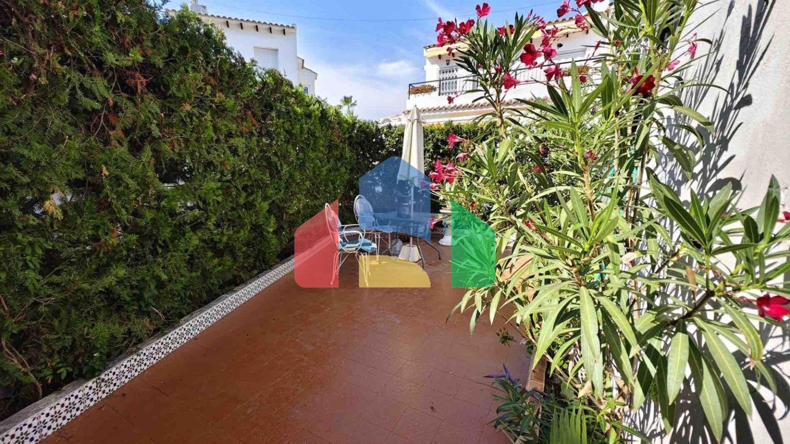 БУНГАЛО ВЕРХНИЙ ЭТАЖ В ТОРРЕБЛАНКА С ОГРОМНОЙ ТЕРРАСОЙ 15 М2 И УЧАСТКОМ 20 М2. ПЛОЩЯДЪ 59 М2. ДВА КОМУНИТАРНЫХ БАСС