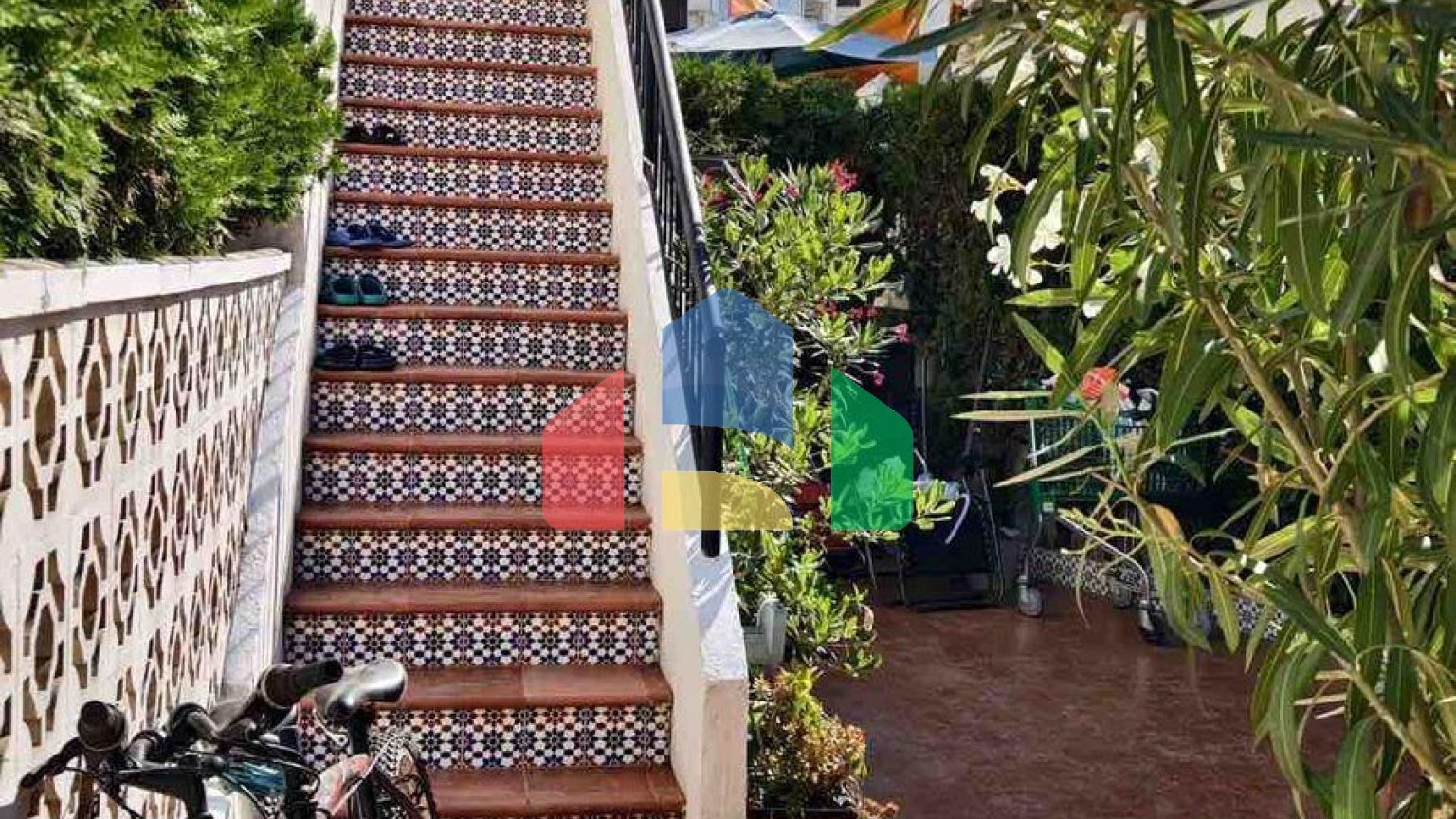 БУНГАЛО ВЕРХНИЙ ЭТАЖ В ТОРРЕБЛАНКА С ОГРОМНОЙ ТЕРРАСОЙ 15 М2 И УЧАСТКОМ 20 М2. ПЛОЩЯДЪ 59 М2. ДВА КОМУНИТАРНЫХ БАСС