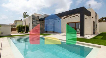 INDEPENDENT HOUSE NEAR THE BEACH IN TORREVIEJA