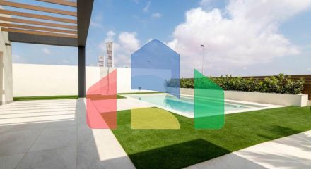 INDEPENDENT HOUSE NEAR THE BEACH IN TORREVIEJA