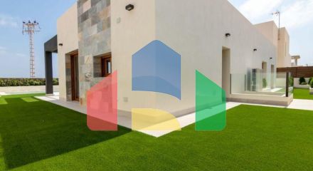 INDEPENDENT HOUSE NEAR THE BEACH IN TORREVIEJA