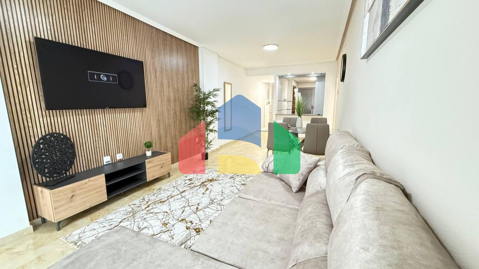 Первая линия! Эксклюзивная квартира с 2 спальнями, 2 ванными после ремонта, боковым видом на море