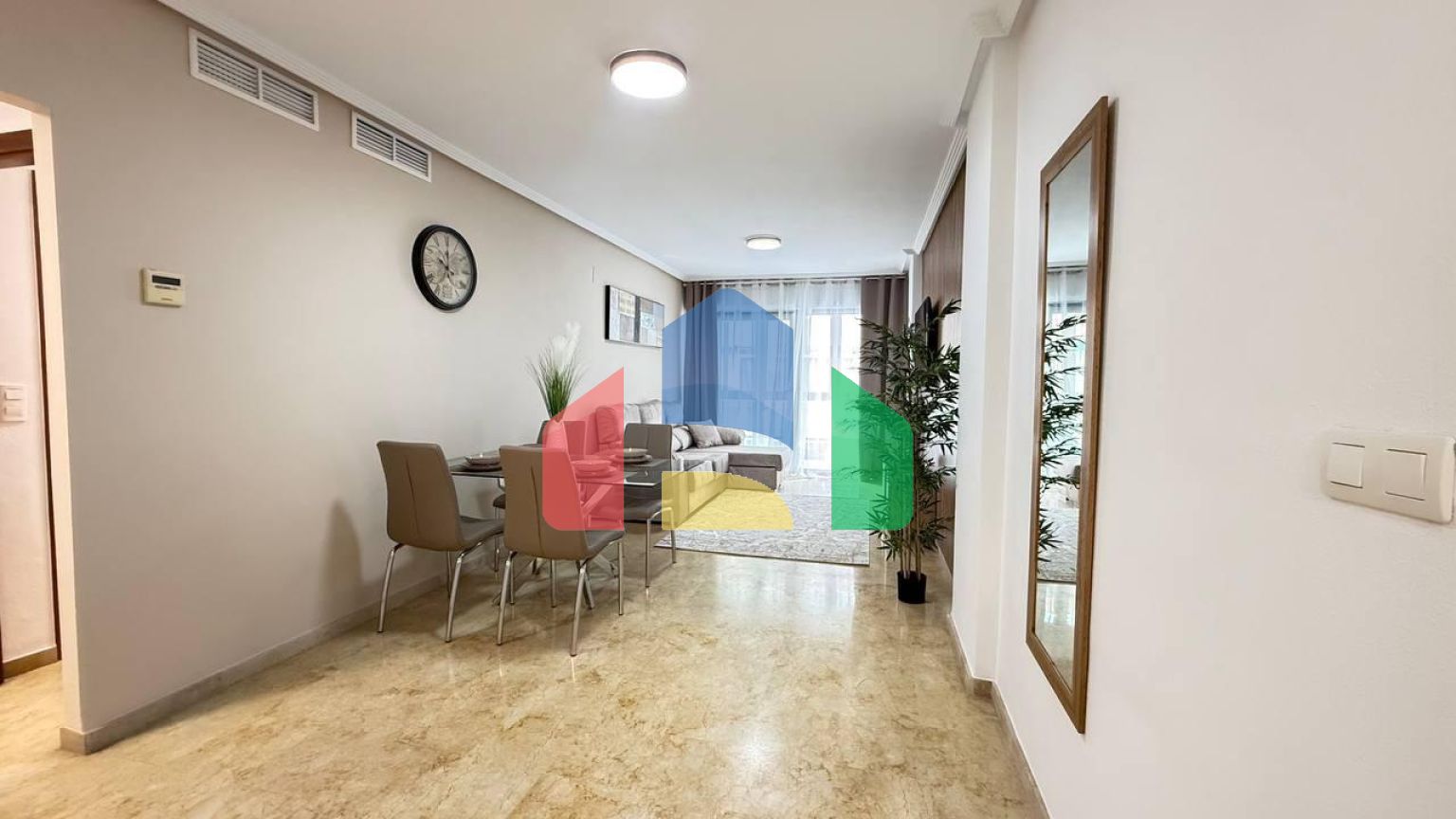 Первая линия! Эксклюзивная квартира с 2 спальнями, 2 ванными после ремонта, боковым видом на море