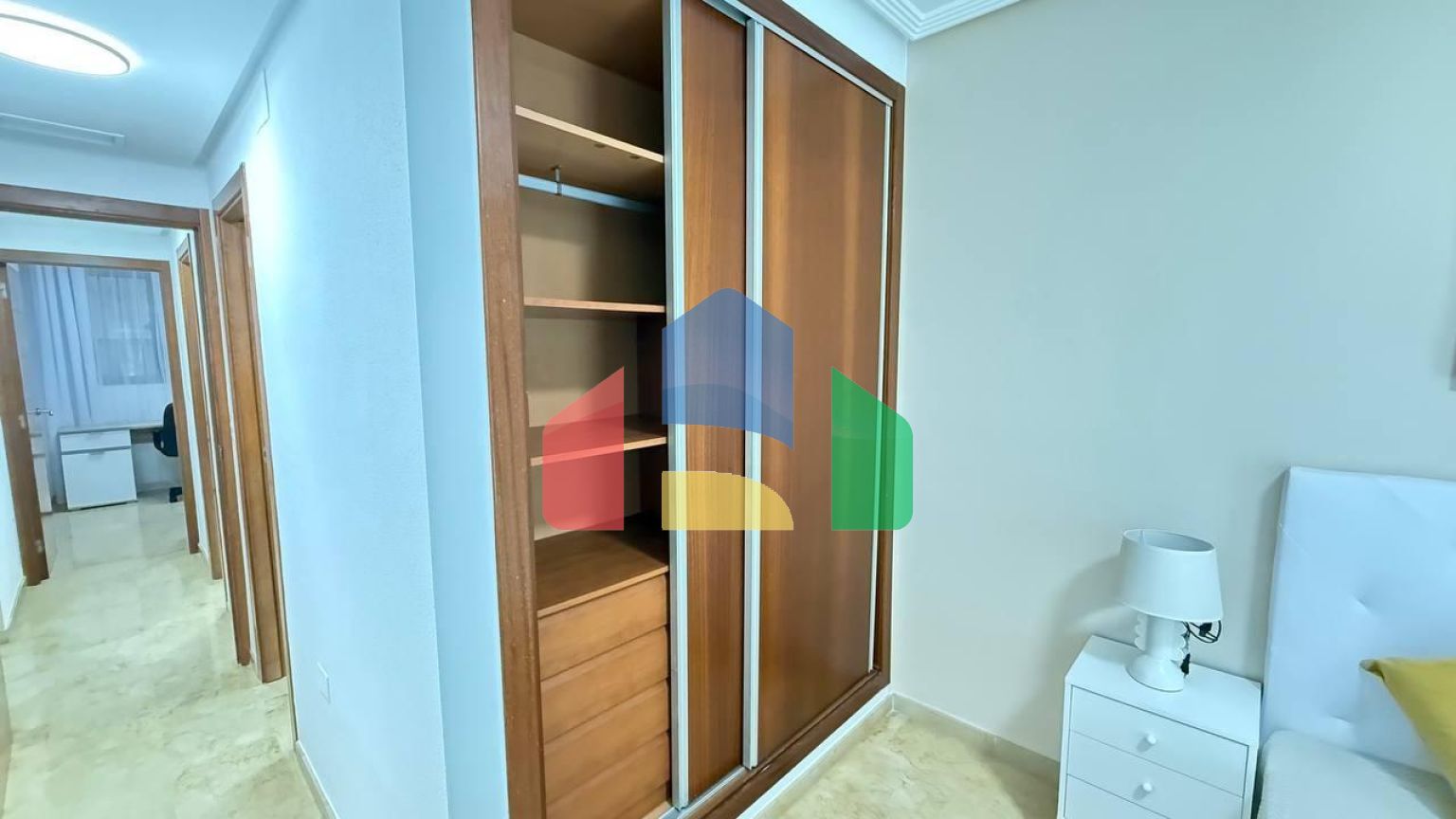 Первая линия! Эксклюзивная квартира с 2 спальнями, 2 ванными после ремонта, боковым видом на море