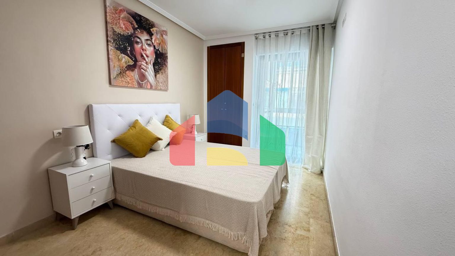 Первая линия! Эксклюзивная квартира с 2 спальнями, 2 ванными после ремонта, боковым видом на море