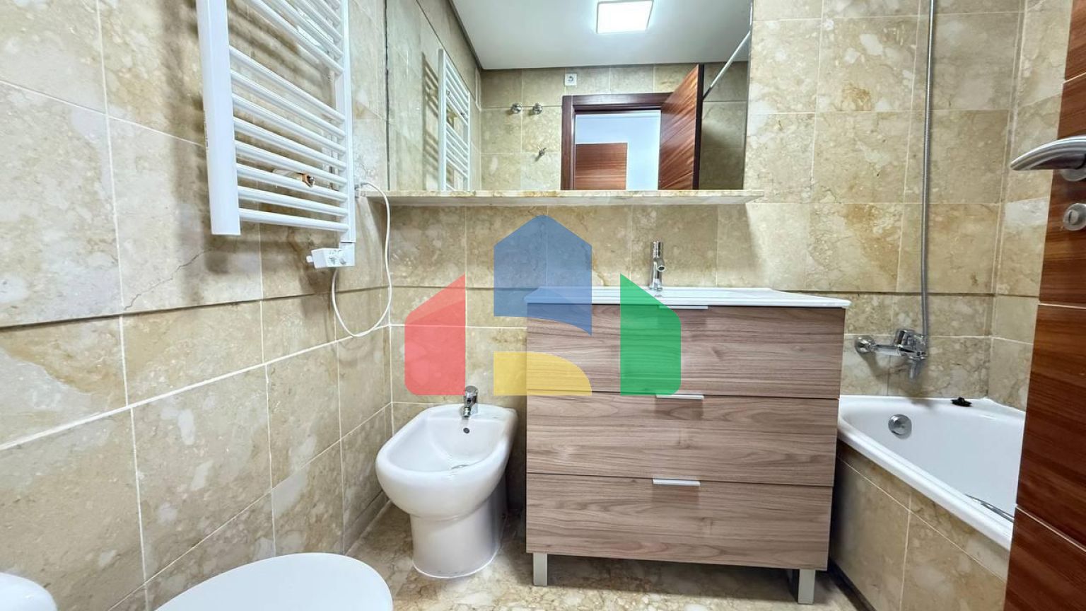 Первая линия! Эксклюзивная квартира с 2 спальнями, 2 ванными после ремонта, боковым видом на море