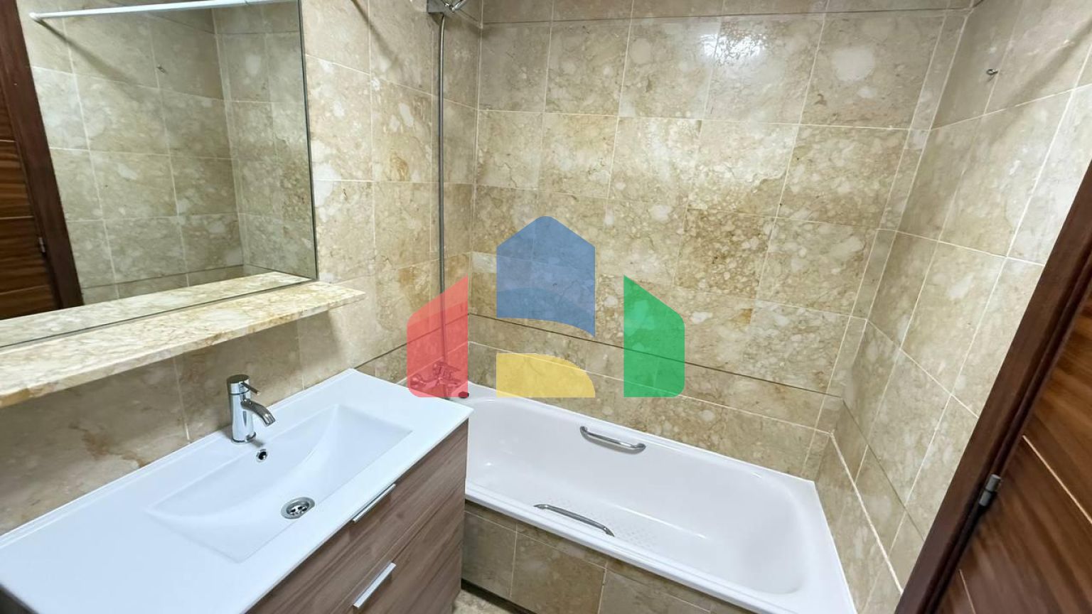 Первая линия! Эксклюзивная квартира с 2 спальнями, 2 ванными после ремонта, боковым видом на море