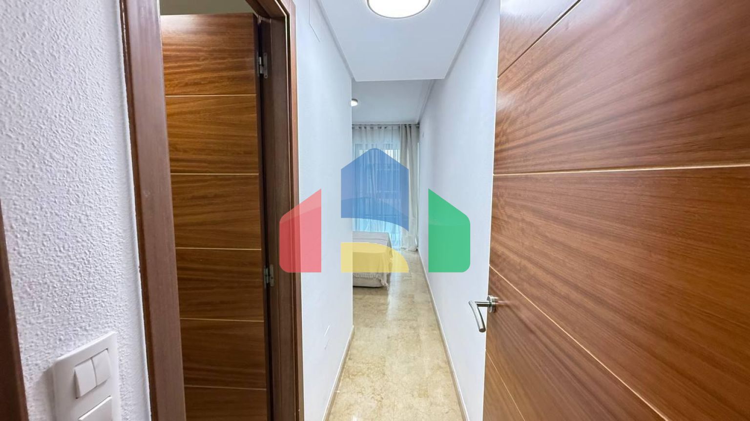 Первая линия! Эксклюзивная квартира с 2 спальнями, 2 ванными после ремонта, боковым видом на море