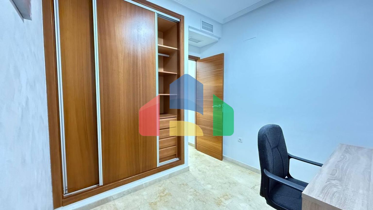 Первая линия! Эксклюзивная квартира с 2 спальнями, 2 ванными после ремонта, боковым видом на море