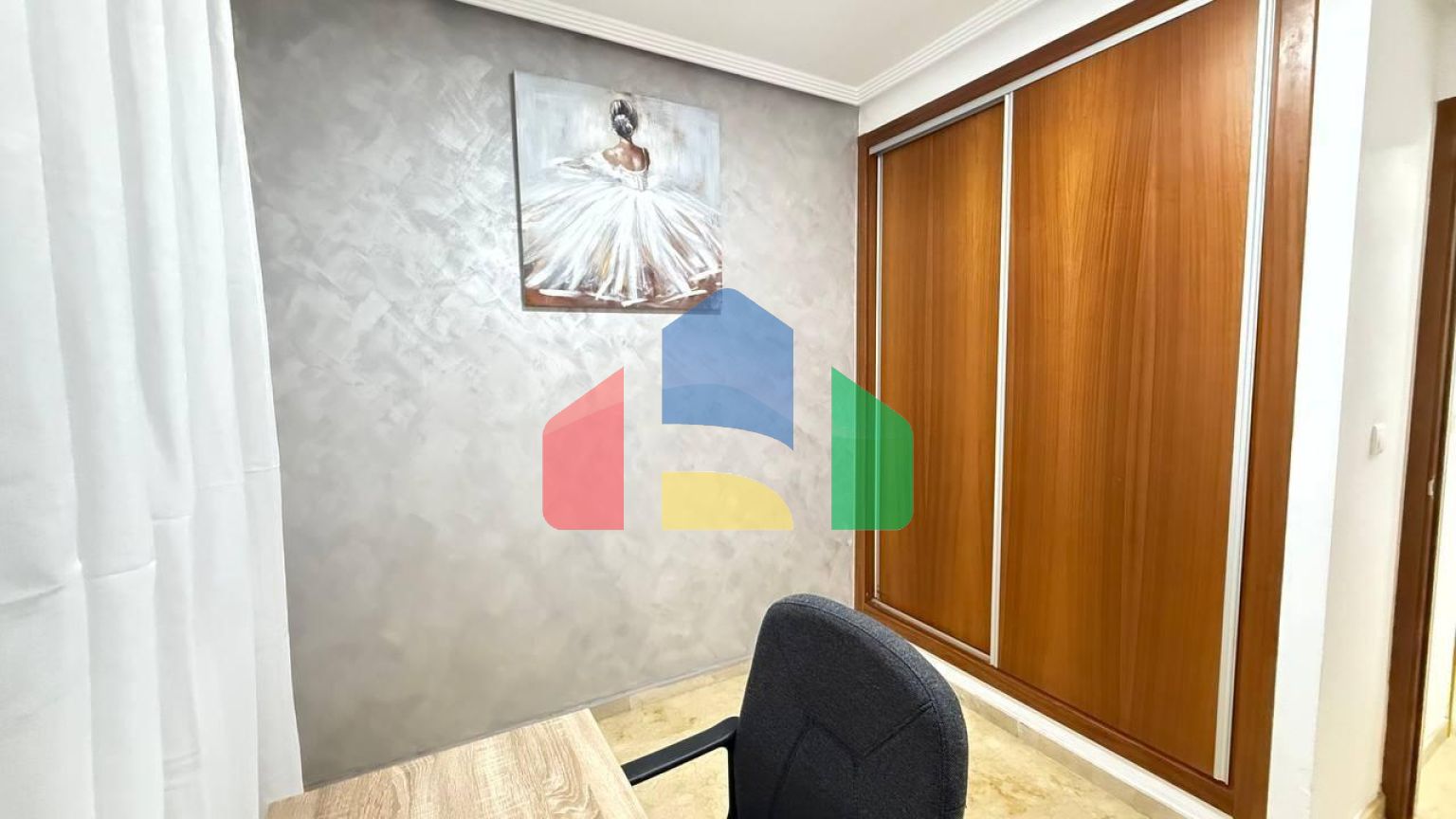 Первая линия! Эксклюзивная квартира с 2 спальнями, 2 ванными после ремонта, боковым видом на море