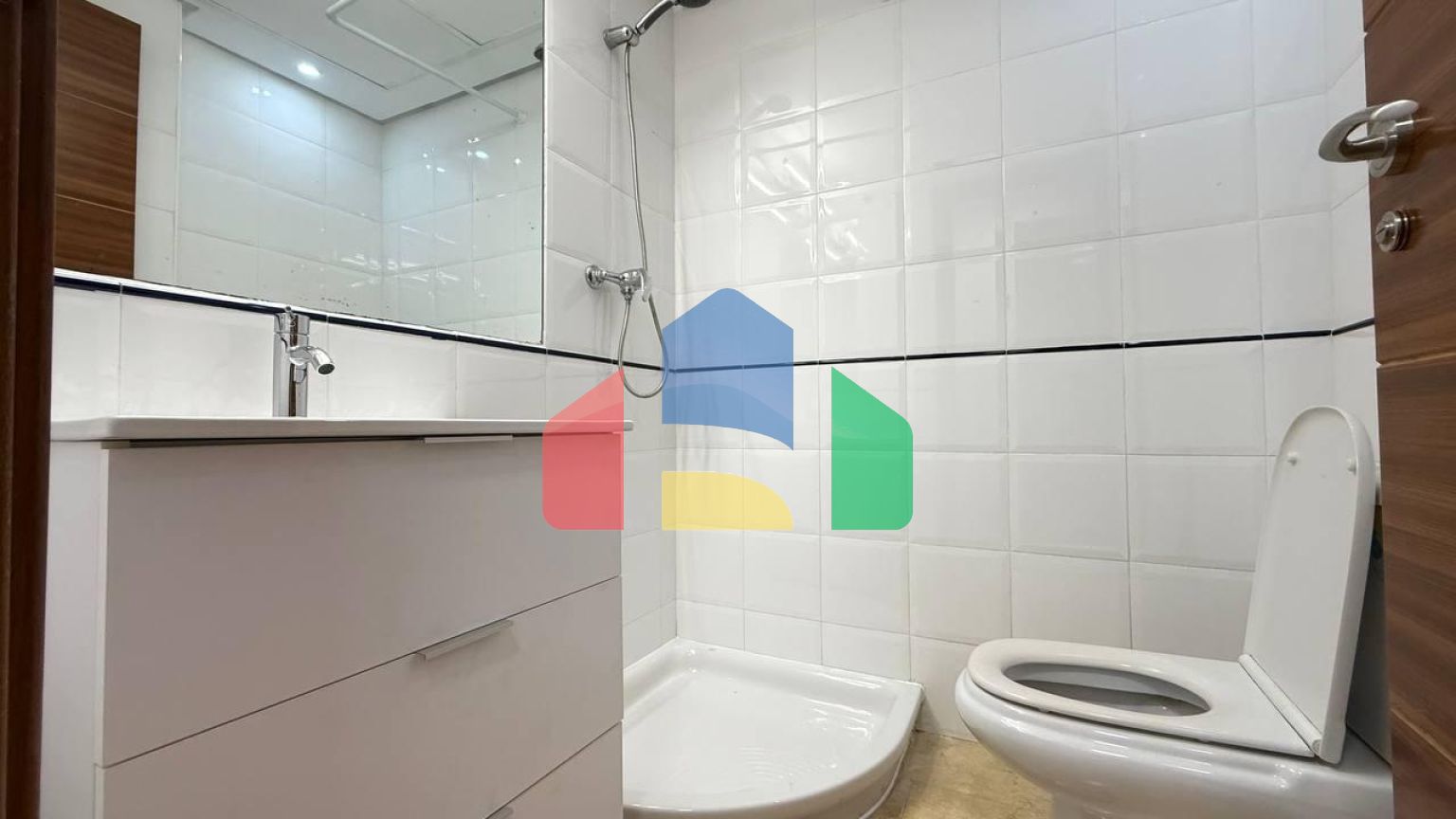 Первая линия! Эксклюзивная квартира с 2 спальнями, 2 ванными после ремонта, боковым видом на море