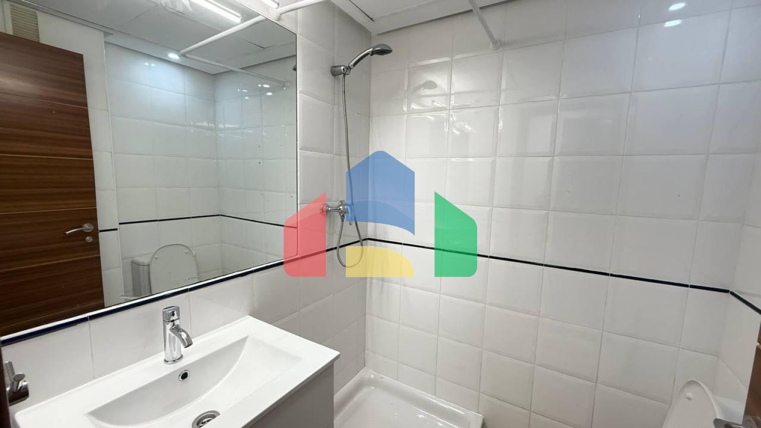 Первая линия! Эксклюзивная квартира с 2 спальнями, 2 ванными после ремонта, боковым видом на море