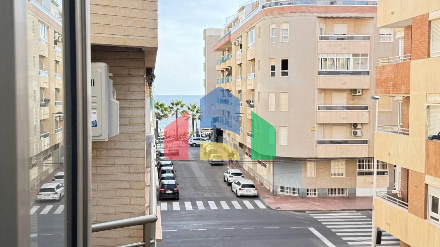 Первая линия! Эксклюзивная квартира с 2 спальнями, 2 ванными после ремонта, боковым видом на море