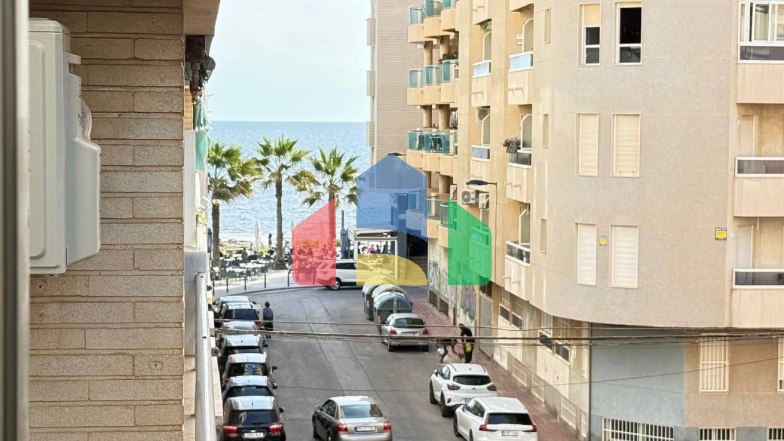 Первая линия! Эксклюзивная квартира с 2 спальнями, 2 ванными после ремонта, боковым видом на море