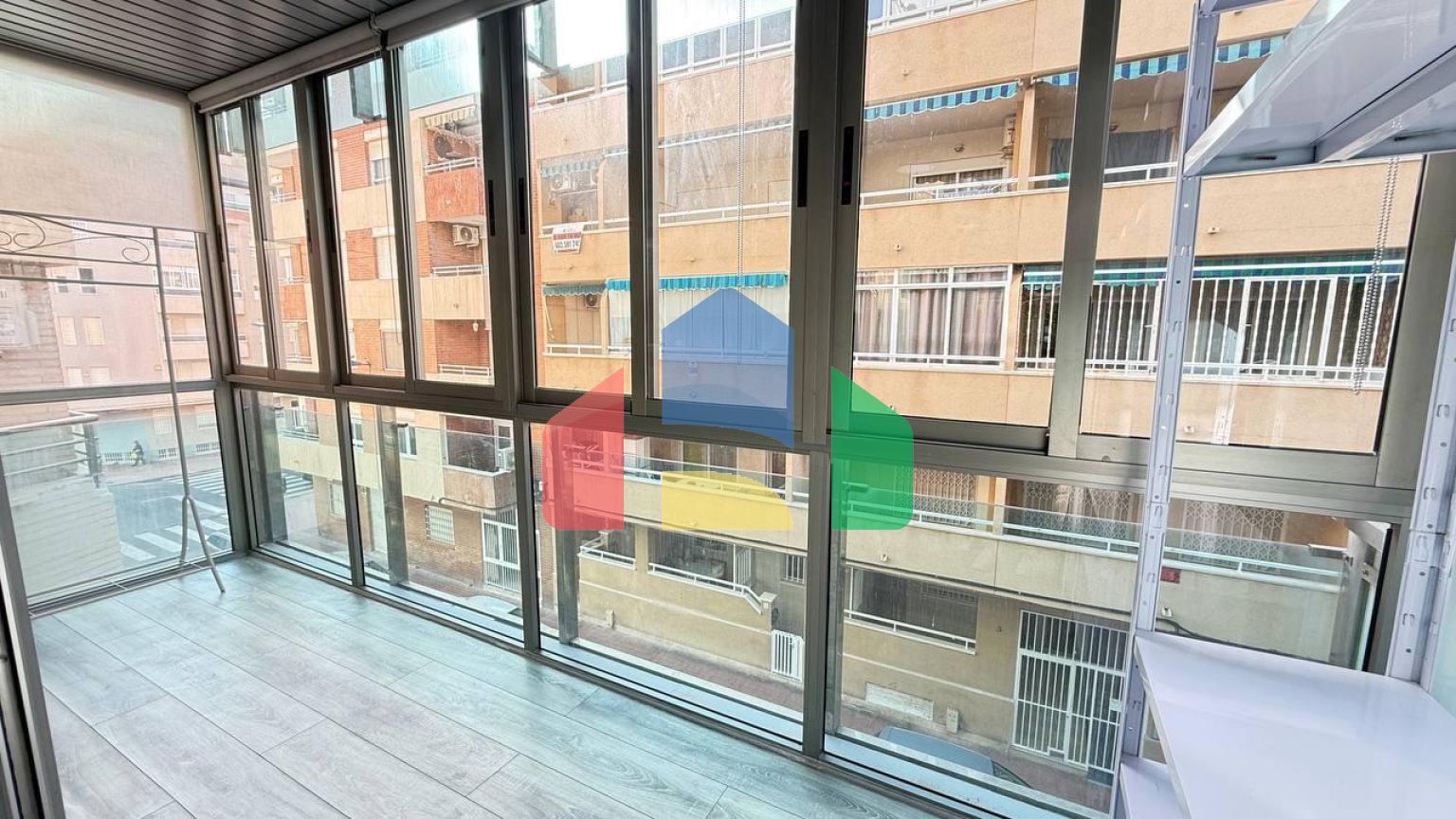 Первая линия! Эксклюзивная квартира с 2 спальнями, 2 ванными после ремонта, боковым видом на море