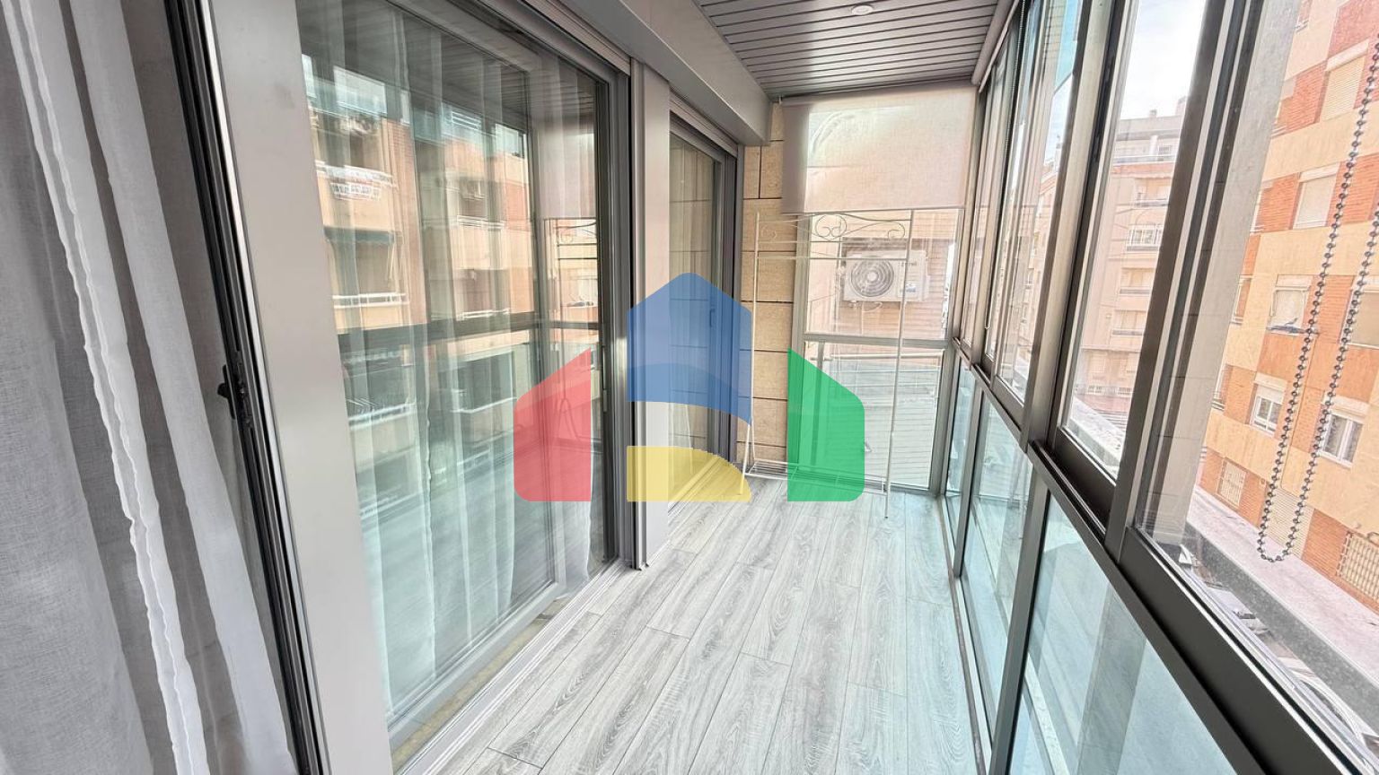 Первая линия! Эксклюзивная квартира с 2 спальнями, 2 ванными после ремонта, боковым видом на море