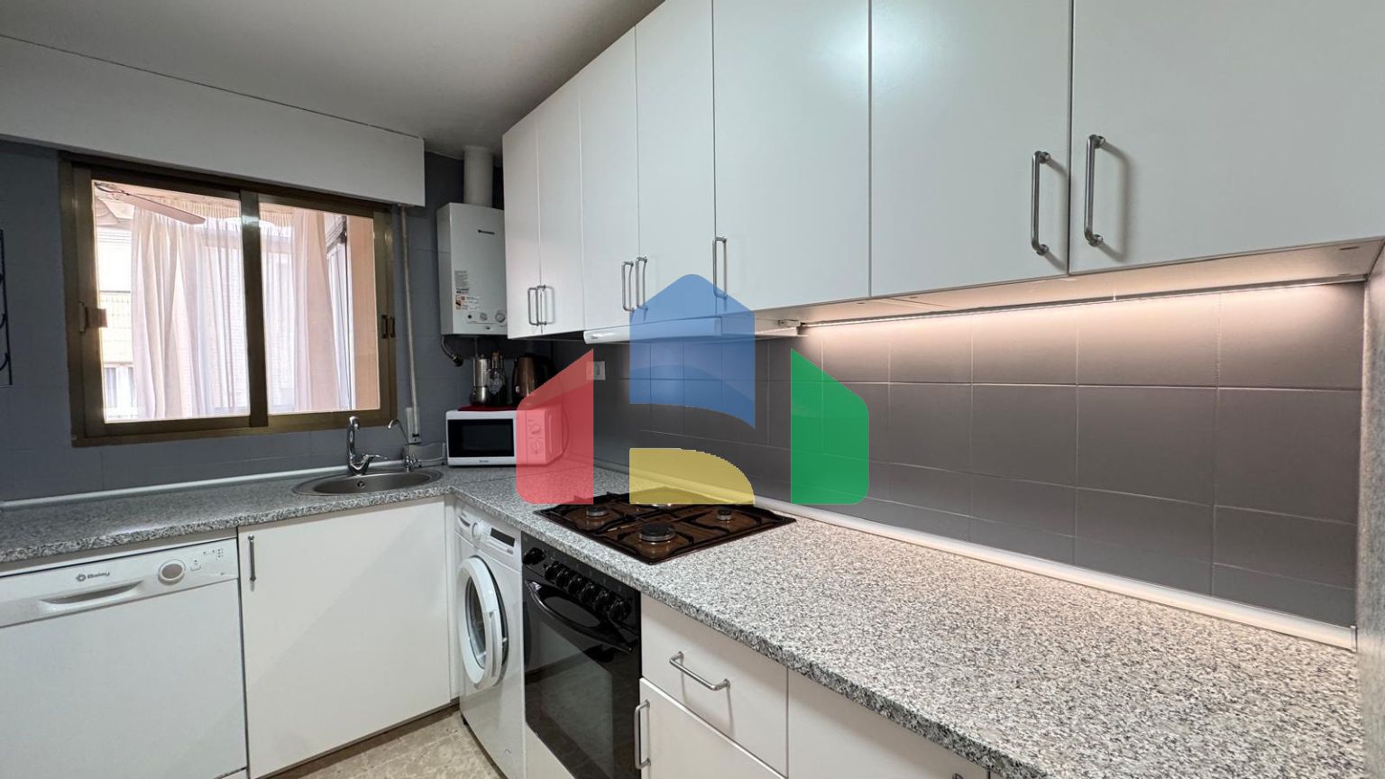 КВАРТИРА ПОСЛЕ РЕМОНТА В 200 МЕТРАХ ОТ ПЛЯЖА. 103 М2. 3 СПАЛЬНИ. 2 ВАННЫЕ КОМНАТЫ.