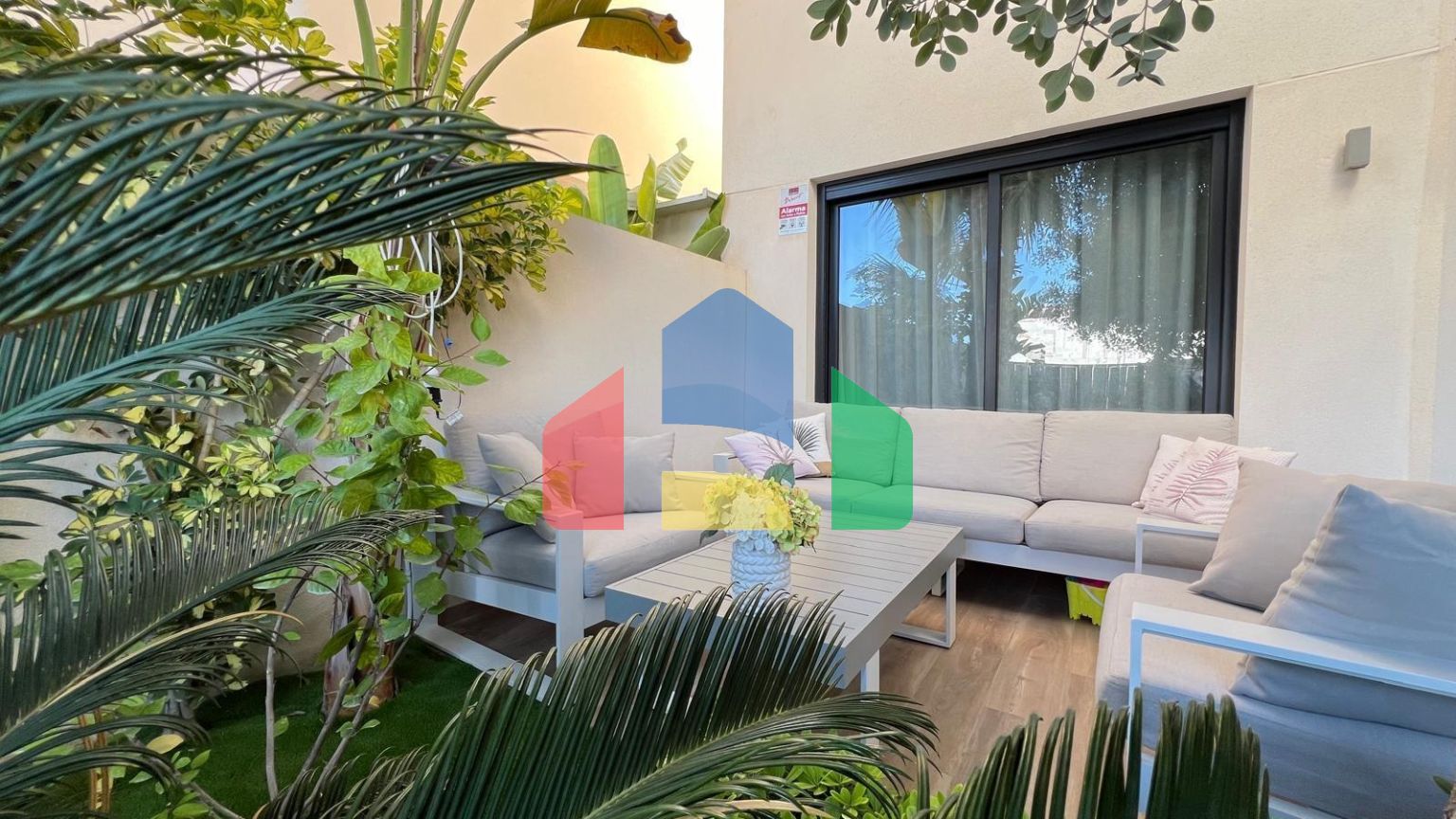 ШИКАРНАЯ ВИЛЛА ВОЗЛЕ МОРЯ. 3 СПАЛЬНИ. 3 ВАННЫЕ КОМНАТЫ. УЧАСТОК 200 М2. БАССЕЙН. СОЛЯРИЙ. ГАРАЖ.