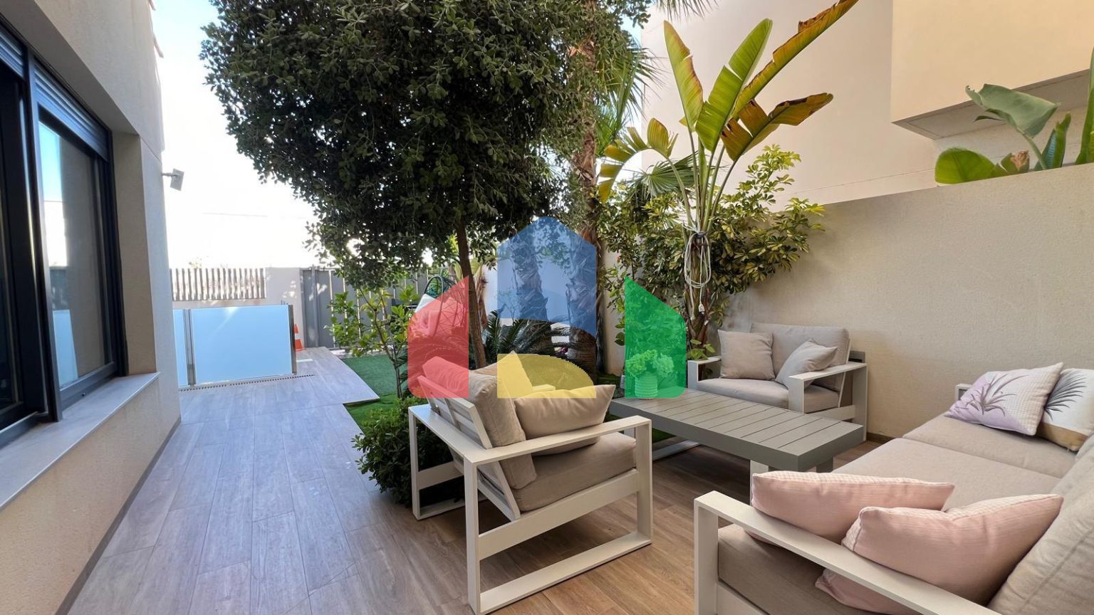 ШИКАРНАЯ ВИЛЛА ВОЗЛЕ МОРЯ. 3 СПАЛЬНИ. 3 ВАННЫЕ КОМНАТЫ. УЧАСТОК 200 М2. БАССЕЙН. СОЛЯРИЙ. ГАРАЖ.