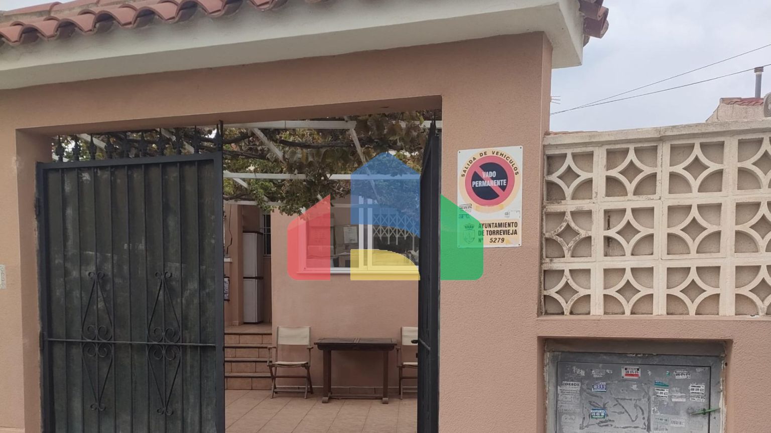 БОЛЬШОЙ БУНГАЛО С СОЛЯРИЕМ В ЛОС-ФРУТАЛЕСЕ : 2 СПАЛЬНИ, 1 ВАННАЯ КОМНАТА