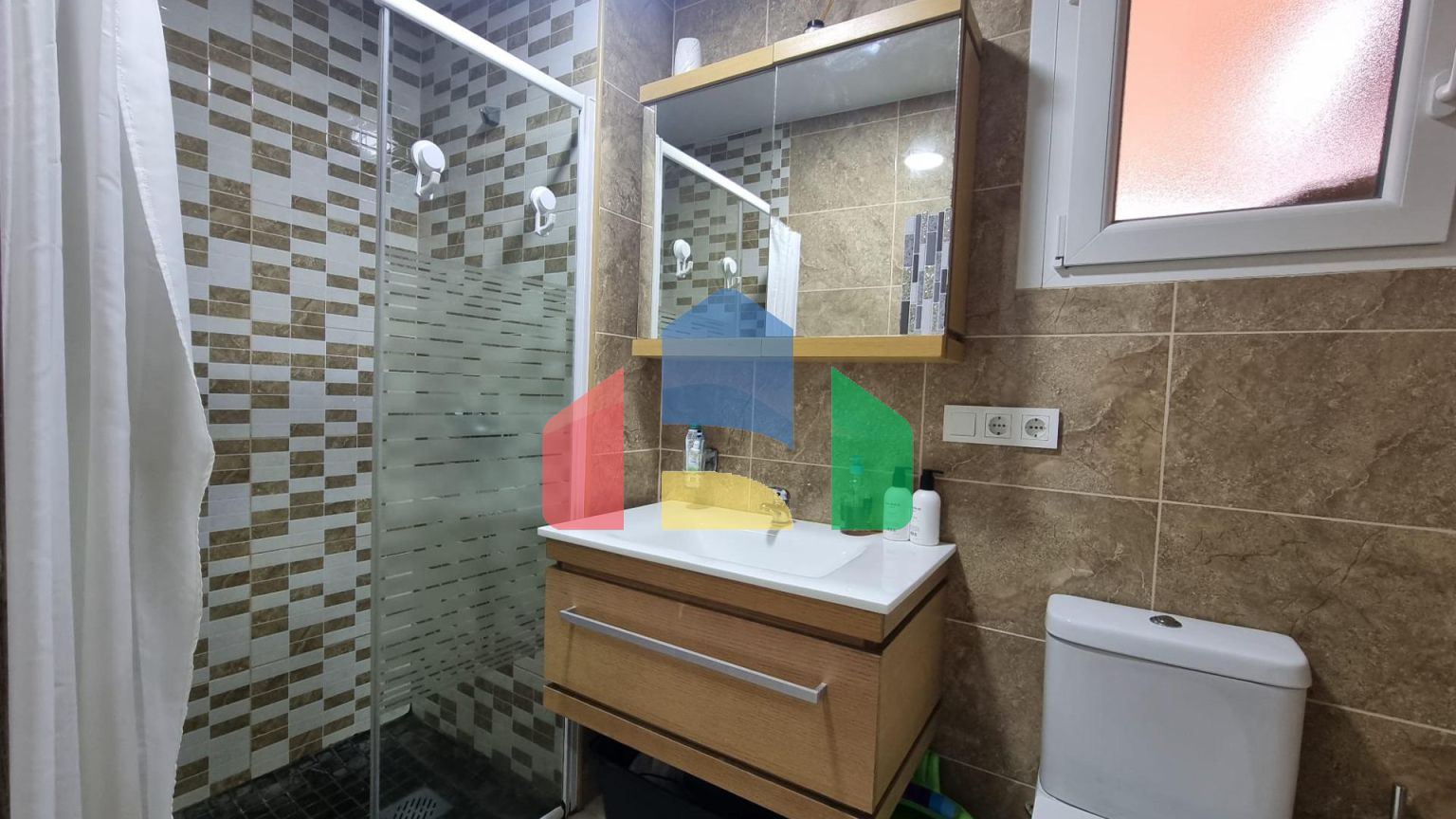 ДВА В ОДНОМ !!! ПРЕКРАСНАЯ ЦЕНТРАЛЬНАЯ КВАРТИРА ПОСЛЕ КАПИТАЛЬНОГО РЕМОНТА АДАПТИРОВАННАЯ ПОД ХОСТЕЛ