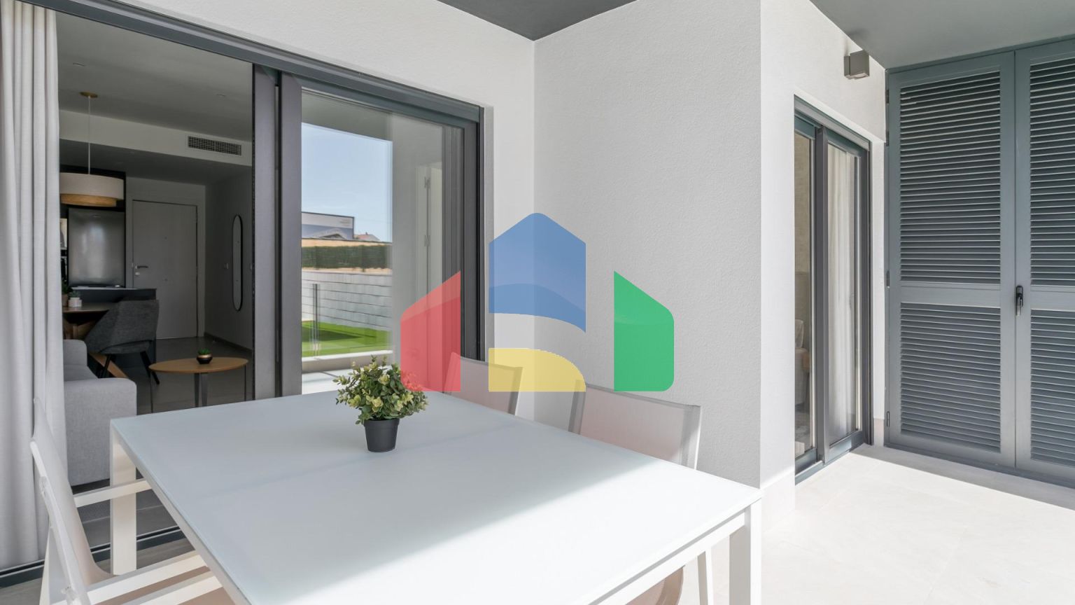 НОВАЯ ЗАКРЫТАЯ УРБАНИЗАЦИЯ В ТОРРЕВЬЕХЕ ВСЕГО В 700 М ОТ ПЛЯЖА