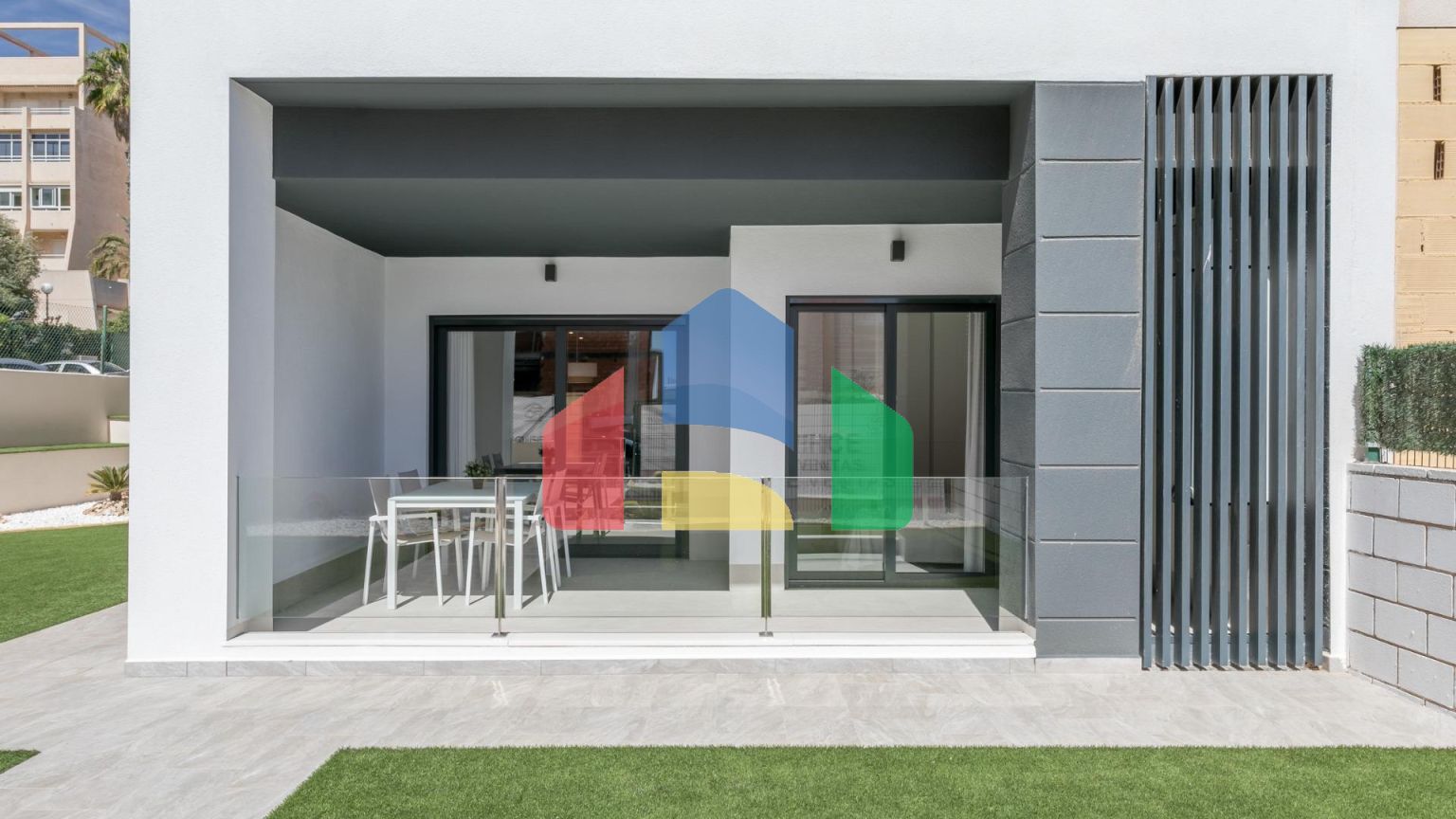 НОВАЯ ЗАКРЫТАЯ УРБАНИЗАЦИЯ В ТОРРЕВЬЕХЕ ВСЕГО В 700 М ОТ ПЛЯЖА