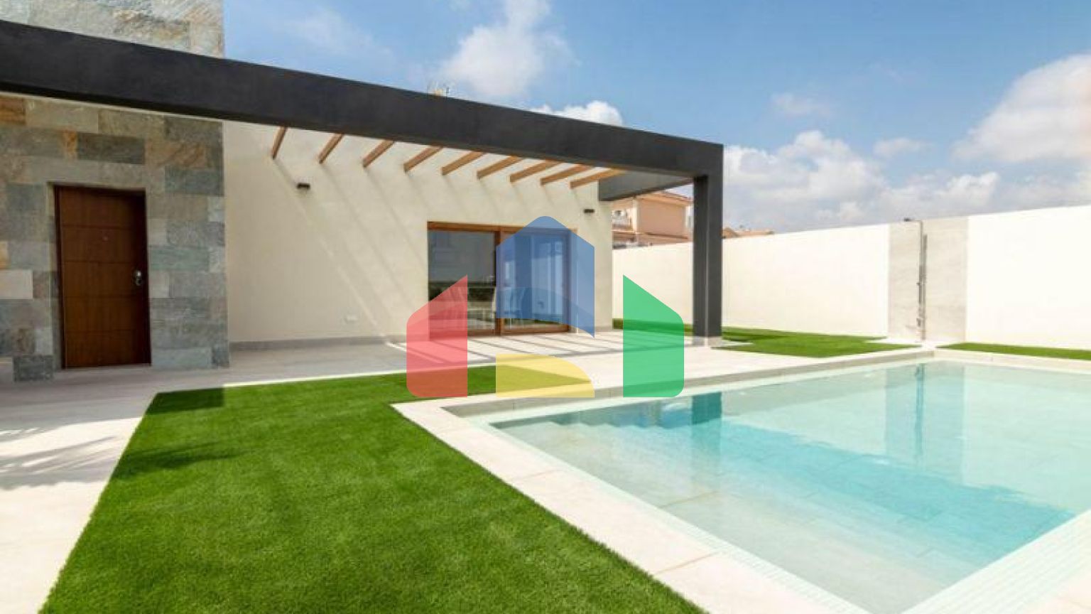 INDEPENDENT HOUSE NEAR THE BEACH IN TORREVIEJA