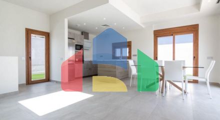 INDEPENDENT HOUSE NEAR THE BEACH IN TORREVIEJA