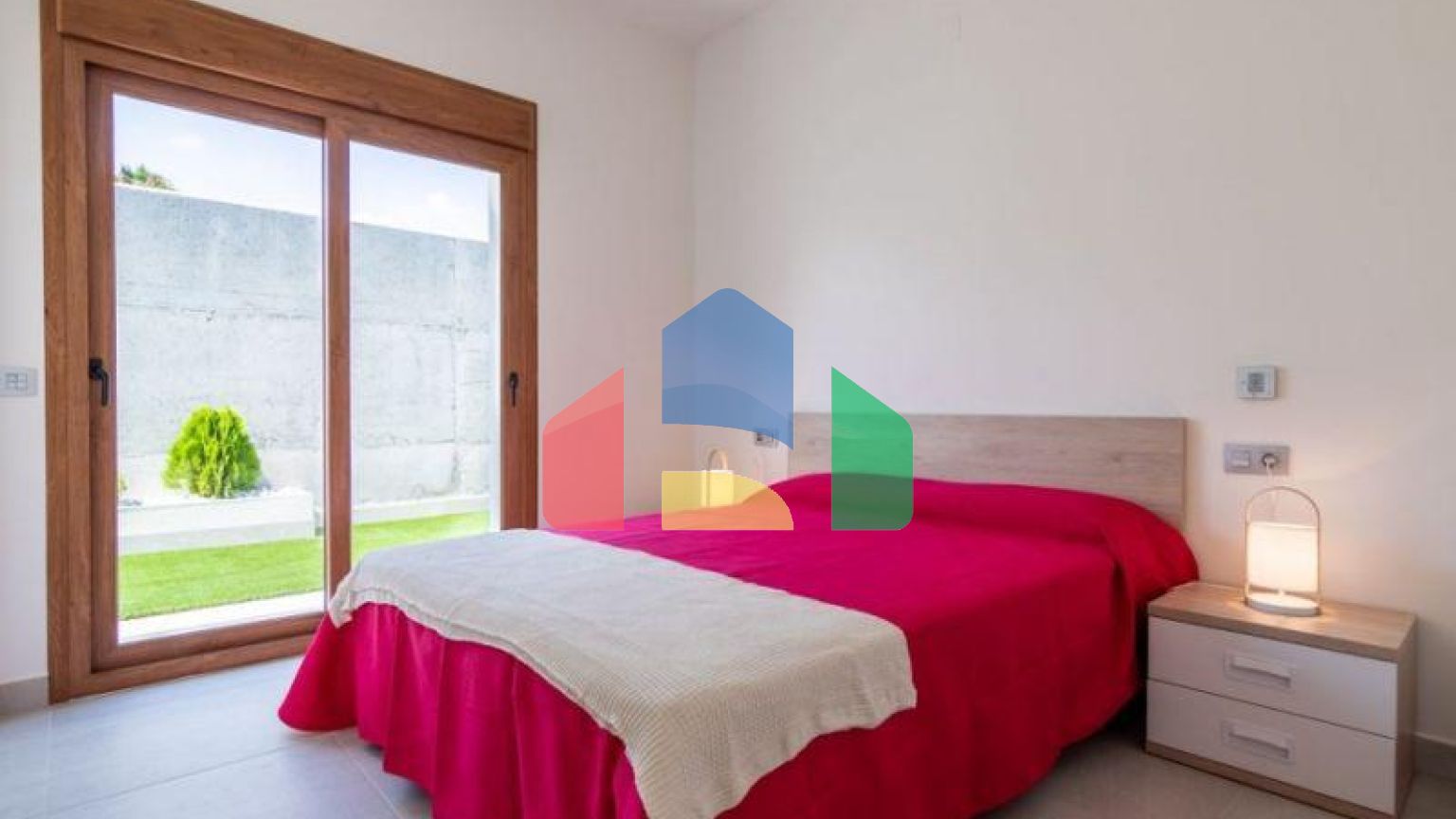 INDEPENDENT HOUSE NEAR THE BEACH IN TORREVIEJA