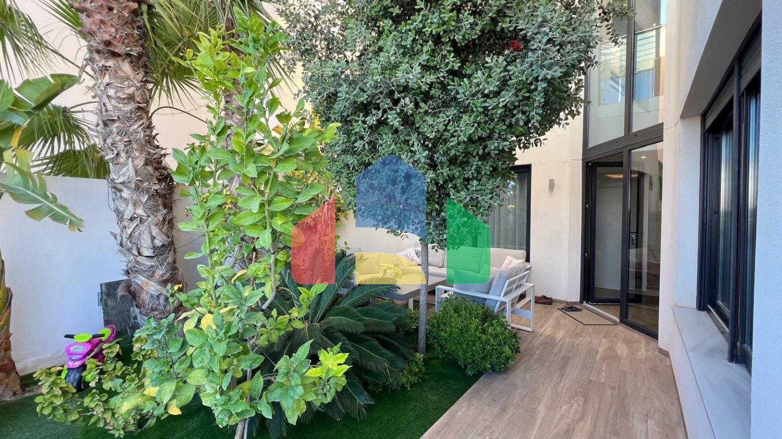 ШИКАРНАЯ ВИЛЛА ВОЗЛЕ МОРЯ. 3 СПАЛЬНИ. 3 ВАННЫЕ КОМНАТЫ. УЧАСТОК 200 М2. БАССЕЙН. СОЛЯРИЙ. ГАРАЖ.