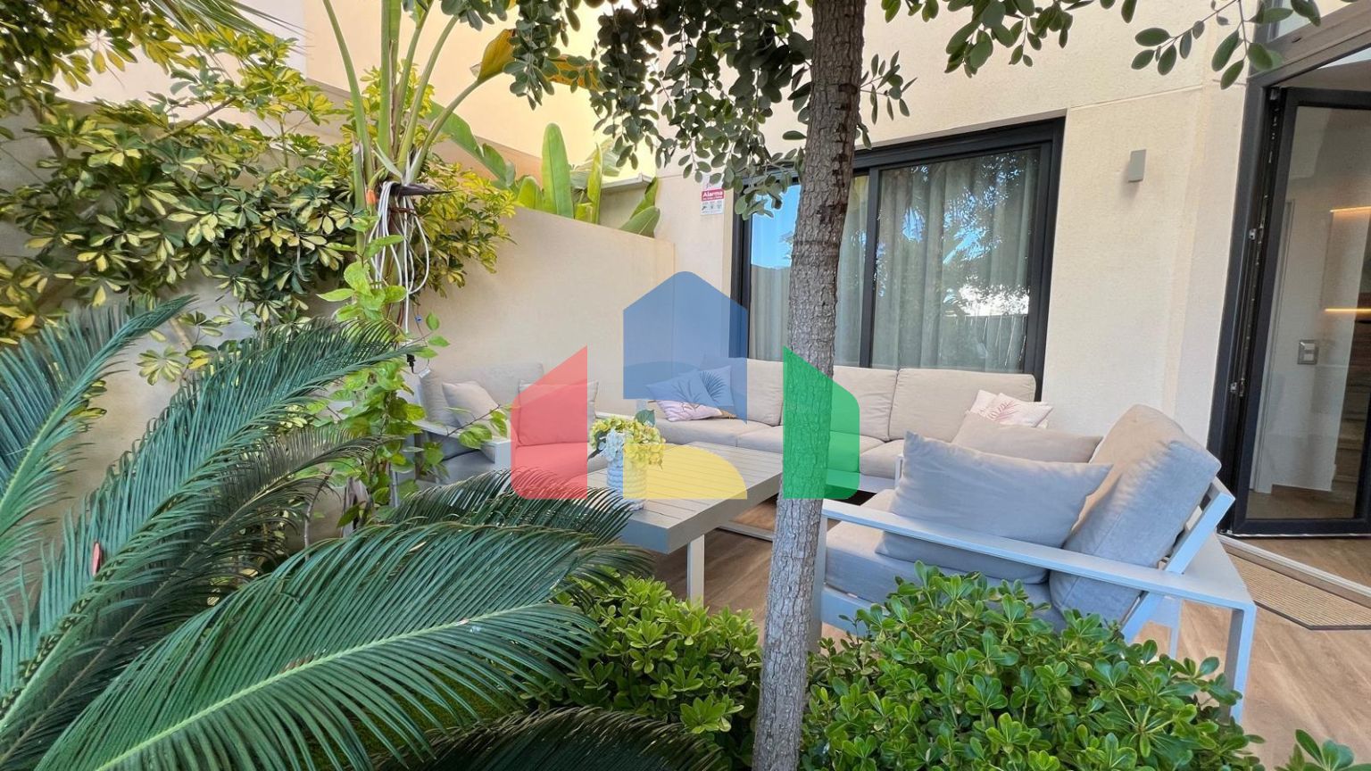 ШИКАРНАЯ ВИЛЛА ВОЗЛЕ МОРЯ. 3 СПАЛЬНИ. 3 ВАННЫЕ КОМНАТЫ. УЧАСТОК 200 М2. БАССЕЙН. СОЛЯРИЙ. ГАРАЖ.