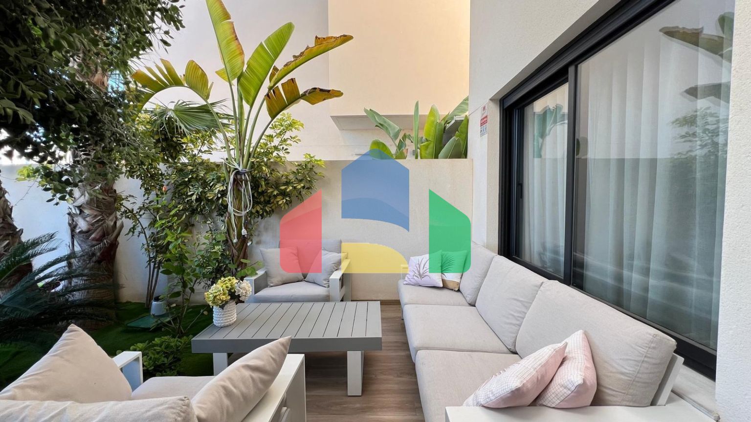 ШИКАРНАЯ ВИЛЛА ВОЗЛЕ МОРЯ. 3 СПАЛЬНИ. 3 ВАННЫЕ КОМНАТЫ. УЧАСТОК 200 М2. БАССЕЙН. СОЛЯРИЙ. ГАРАЖ.