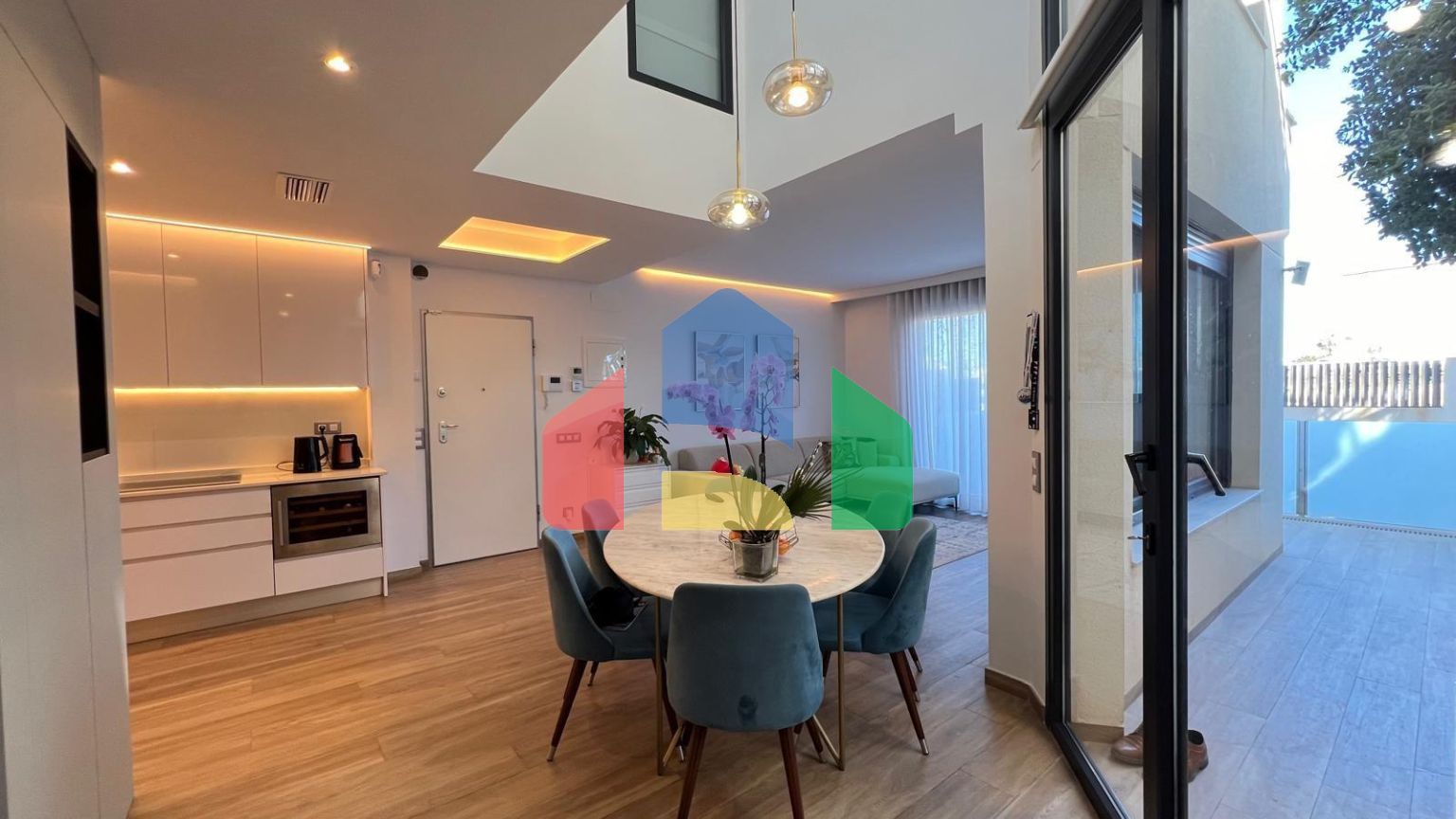 ШИКАРНАЯ ВИЛЛА ВОЗЛЕ МОРЯ. 3 СПАЛЬНИ. 3 ВАННЫЕ КОМНАТЫ. УЧАСТОК 200 М2. БАССЕЙН. СОЛЯРИЙ. ГАРАЖ.