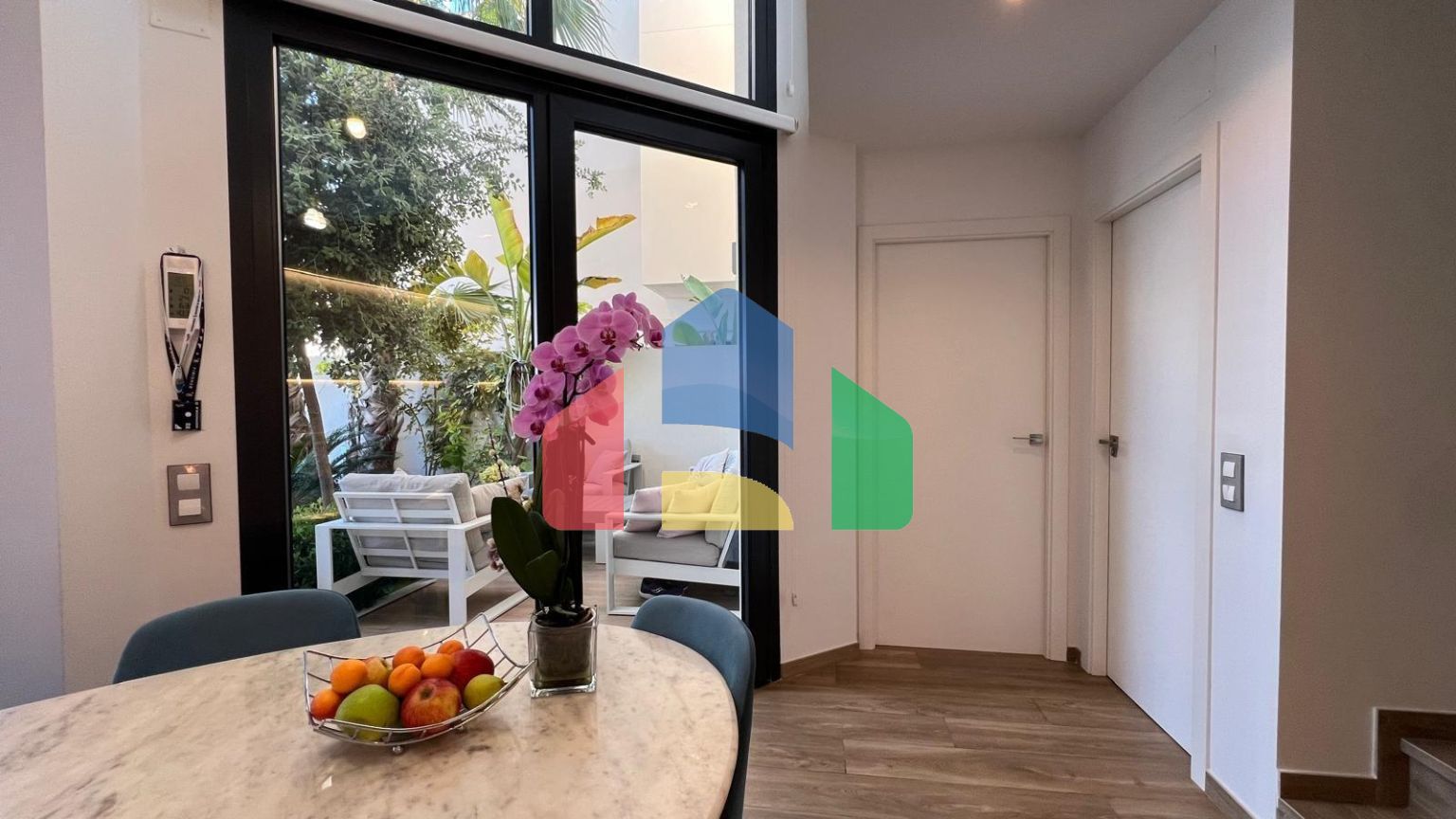 ШИКАРНАЯ ВИЛЛА ВОЗЛЕ МОРЯ. 3 СПАЛЬНИ. 3 ВАННЫЕ КОМНАТЫ. УЧАСТОК 200 М2. БАССЕЙН. СОЛЯРИЙ. ГАРАЖ.