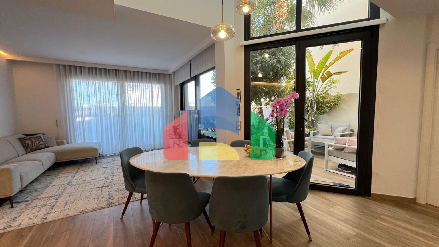 ШИКАРНАЯ ВИЛЛА ВОЗЛЕ МОРЯ. 3 СПАЛЬНИ. 3 ВАННЫЕ КОМНАТЫ. УЧАСТОК 200 М2. БАССЕЙН. СОЛЯРИЙ. ГАРАЖ.