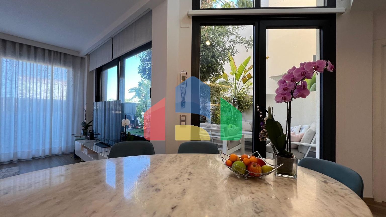 ШИКАРНАЯ ВИЛЛА ВОЗЛЕ МОРЯ. 3 СПАЛЬНИ. 3 ВАННЫЕ КОМНАТЫ. УЧАСТОК 200 М2. БАССЕЙН. СОЛЯРИЙ. ГАРАЖ.