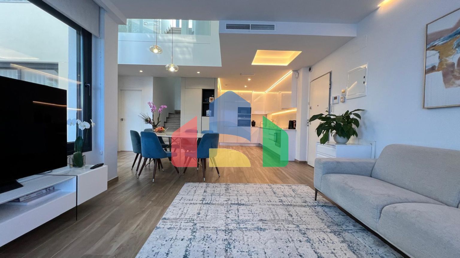 ШИКАРНАЯ ВИЛЛА ВОЗЛЕ МОРЯ. 3 СПАЛЬНИ. 3 ВАННЫЕ КОМНАТЫ. УЧАСТОК 200 М2. БАССЕЙН. СОЛЯРИЙ. ГАРАЖ.