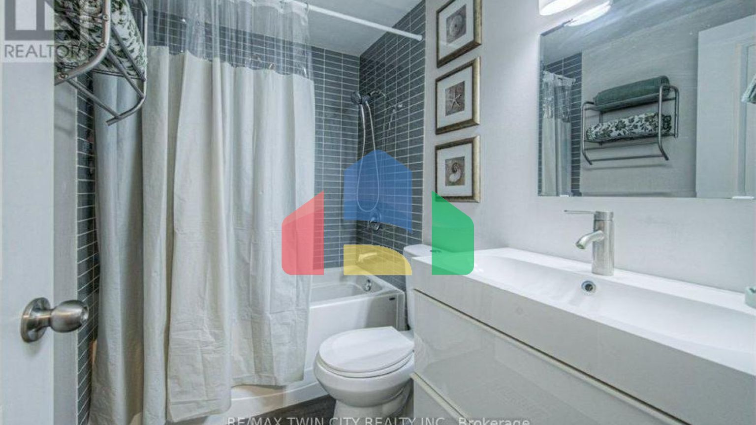 Residential - Single Family Home - Hamilton, Canada - Canada