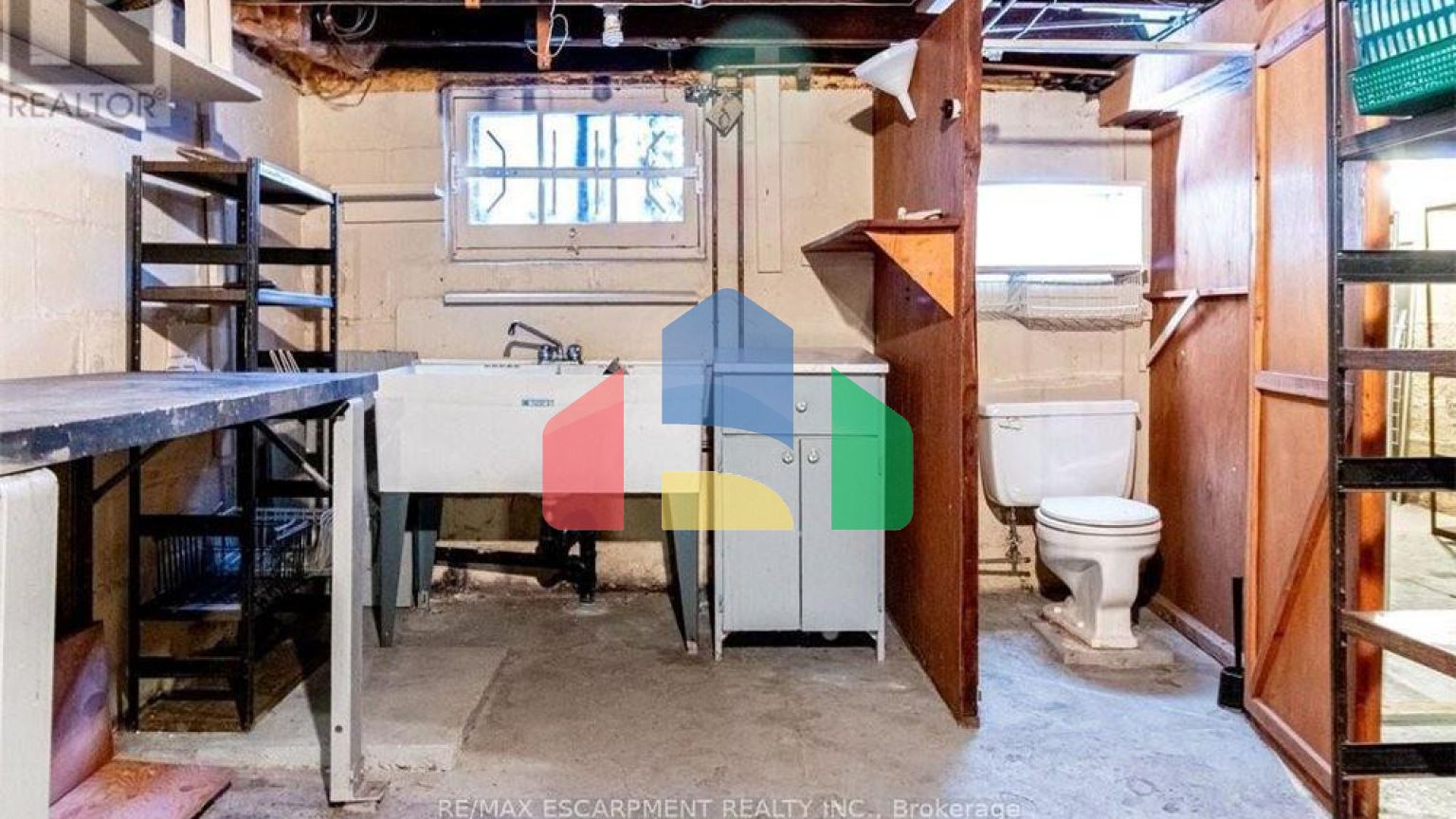 Residential - Single Family Home - Hamilton, Canada - Canada