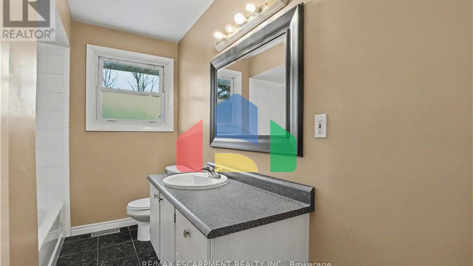 Residential - Single Family Home - Hamilton, Canada - Canada