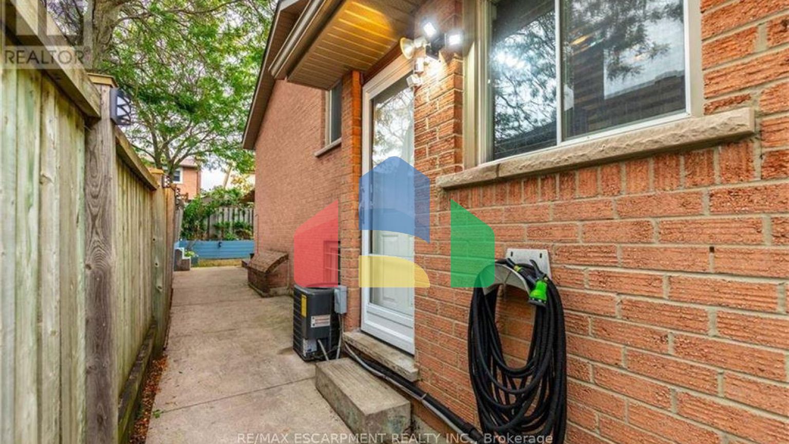 Residential - Single Family Home - Hamilton, Canada - Canada