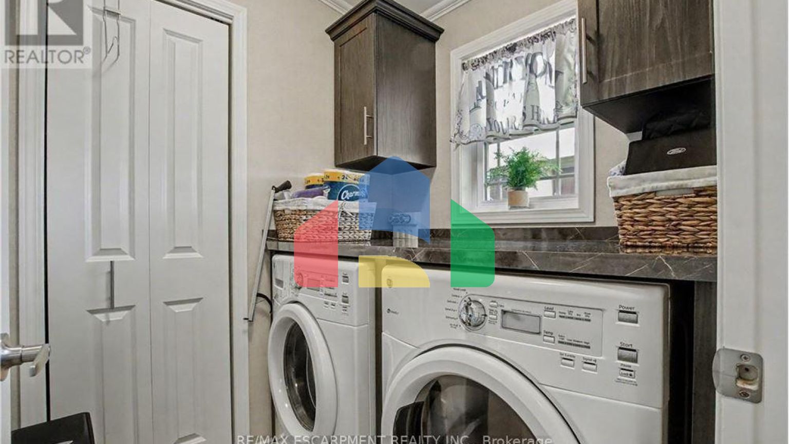 Residential - Single Family Home - Hamilton, Canada - Canada